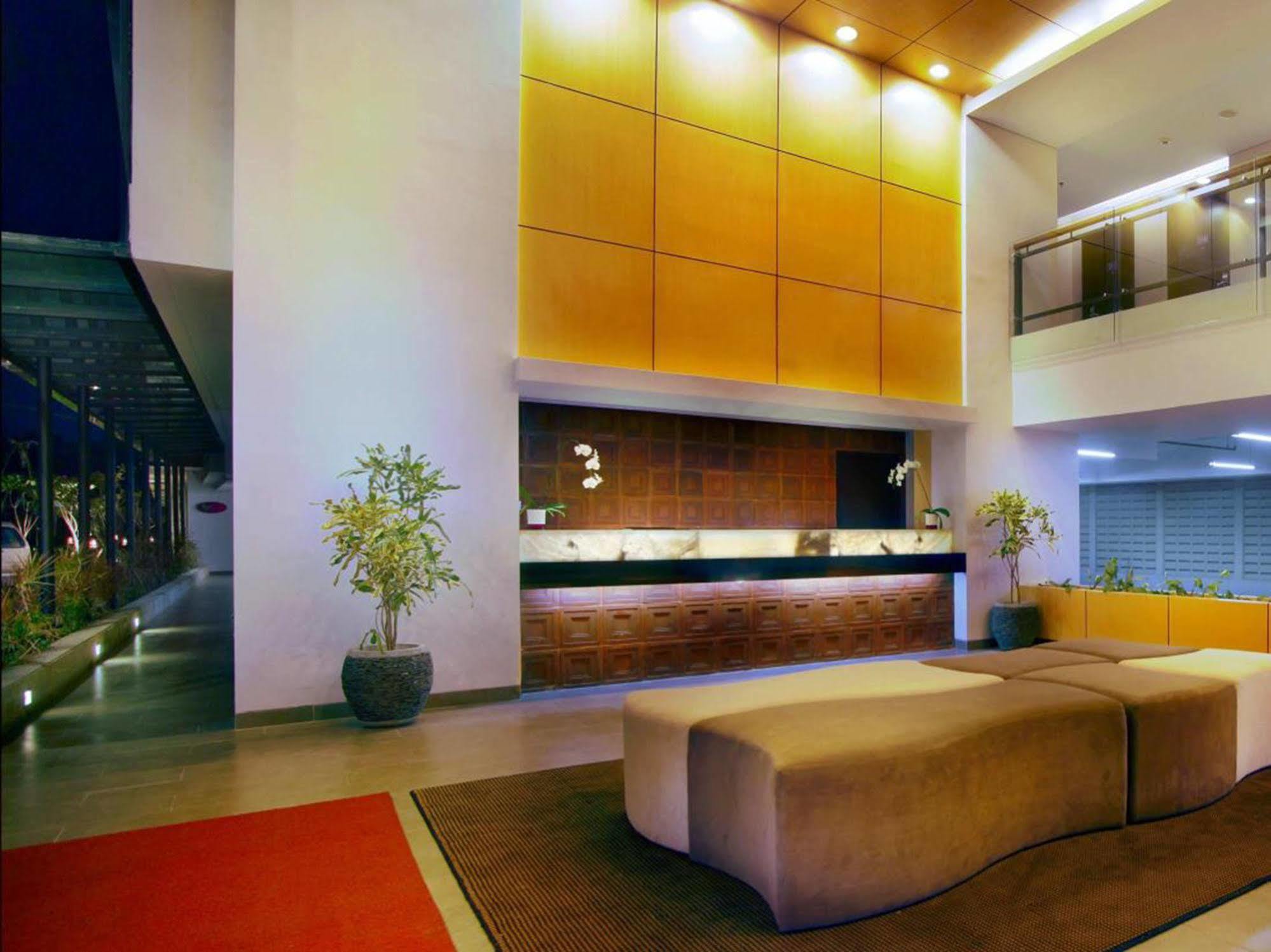 Quest Hotel Kuta By Aston Екстер'єр фото