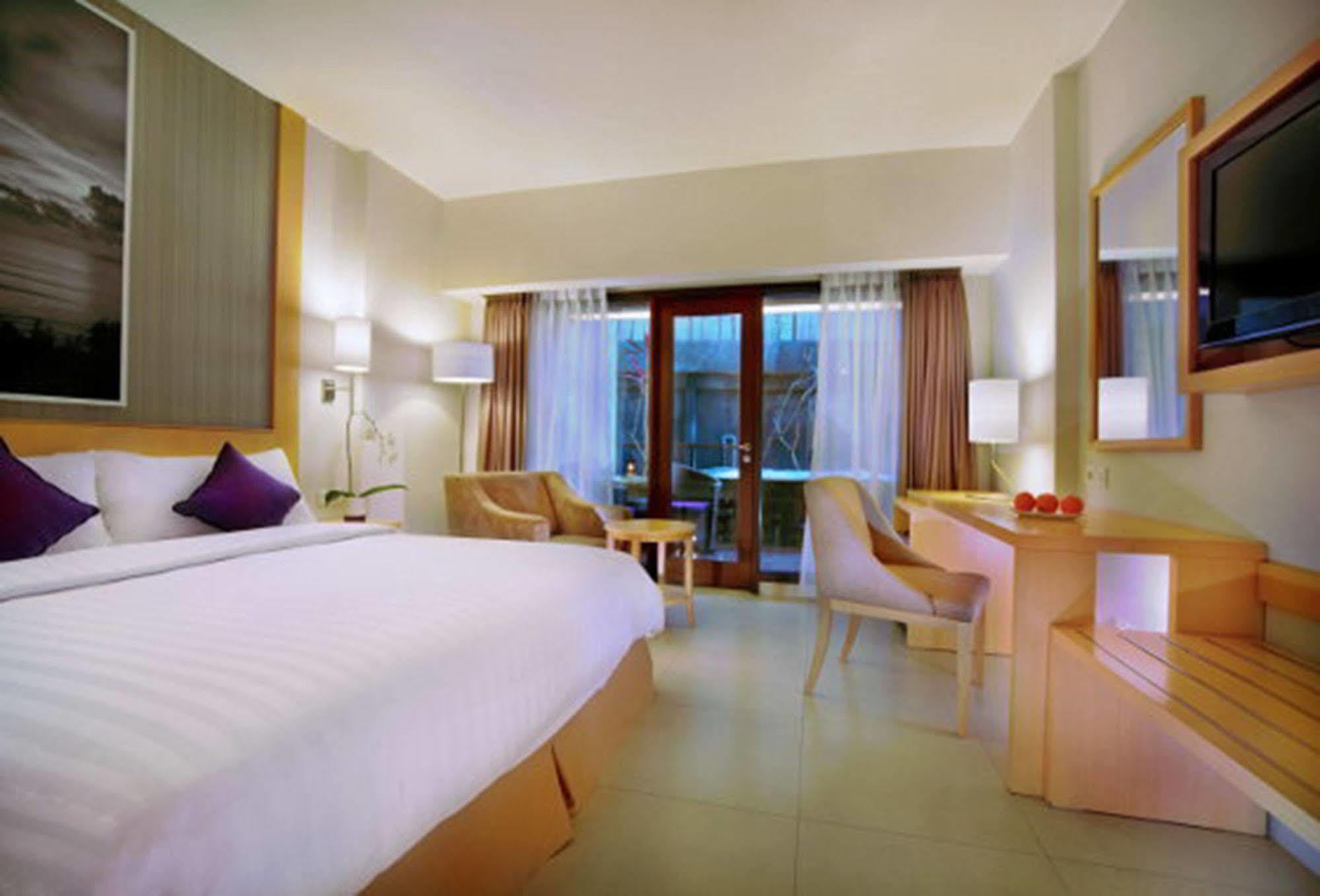 Quest Hotel Kuta By Aston Екстер'єр фото
